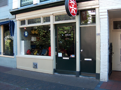 820320 Gezicht op de winkelpui van het pand Oudegracht 210 ( Crumpler - Tassen) te Utrecht.N.B. Vanaf ca. 1850 tot 1915 ...